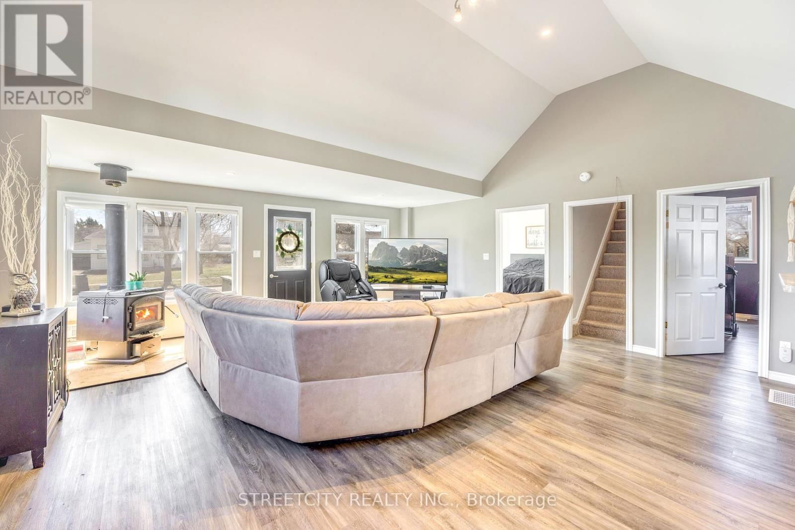 2406 JANE STREET Image 20