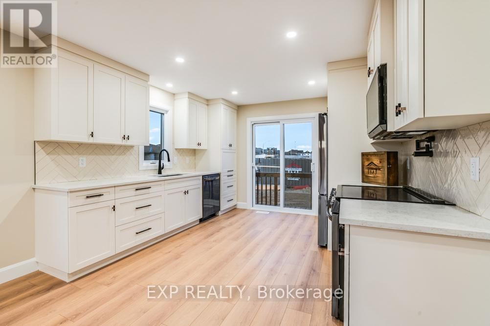 933 KATIA STREET Image 12