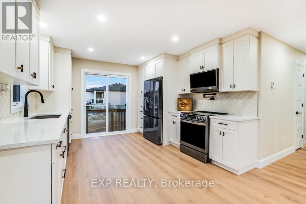 933 KATIA STREET Image 14