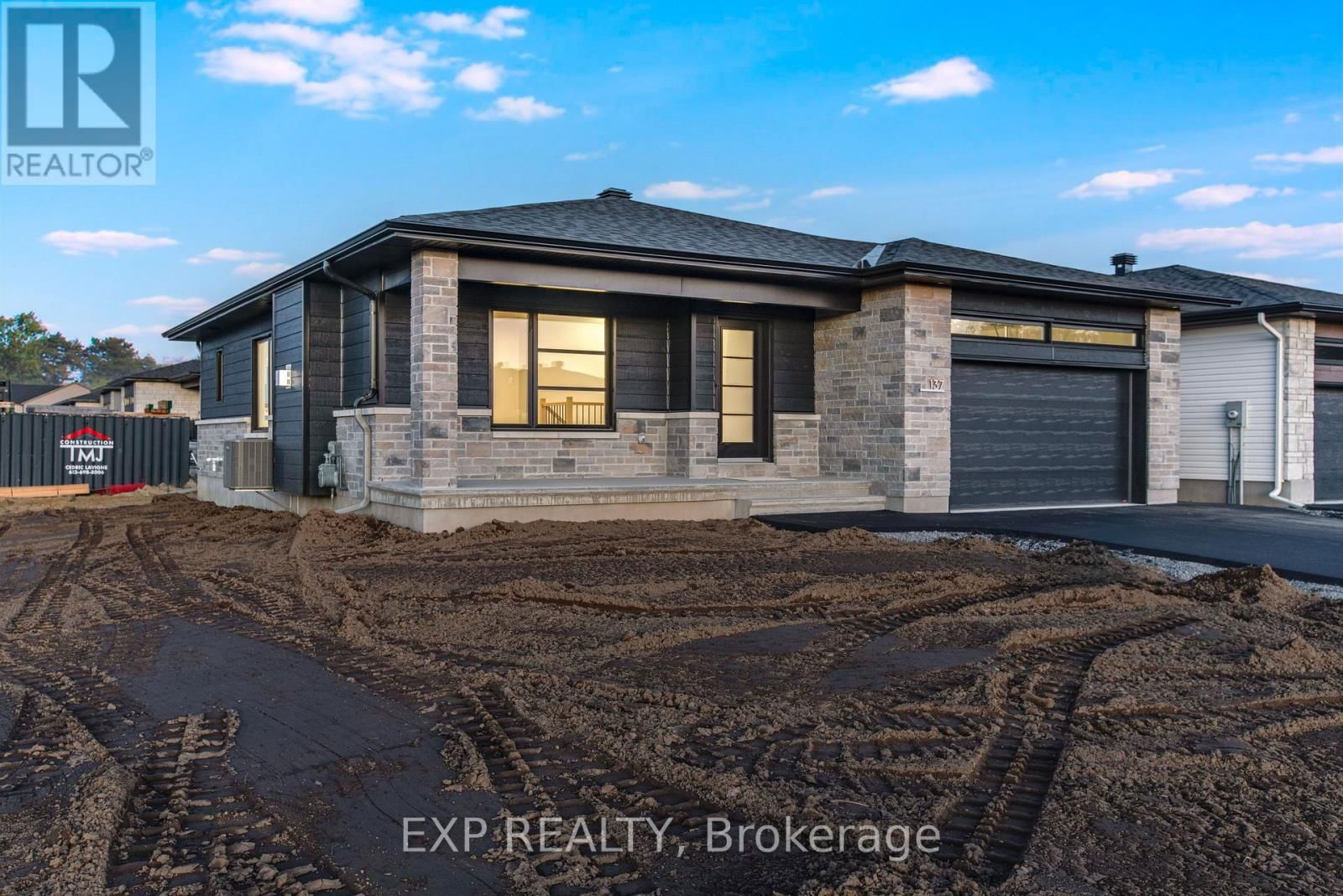 933 KATIA STREET Image 2