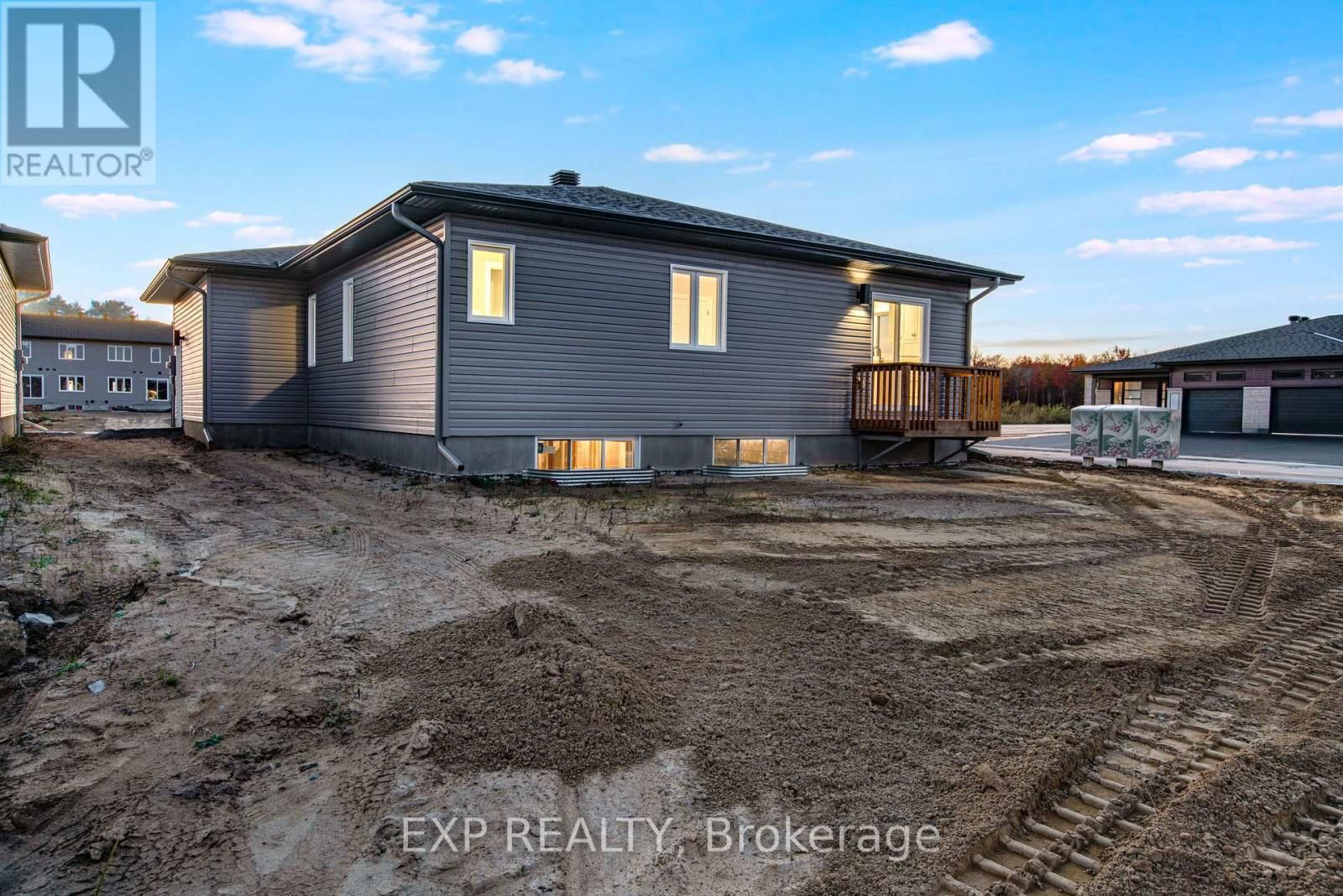 933 KATIA STREET Image 3