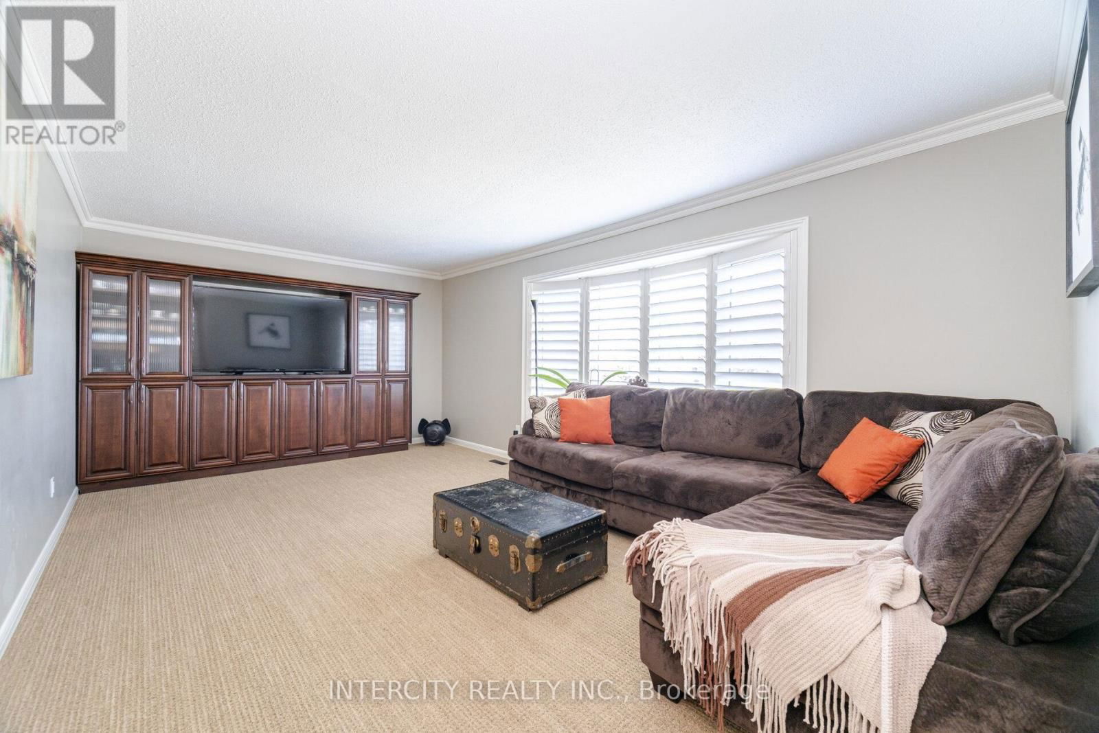 35 LOWER CANADA CRESCENT Image 16