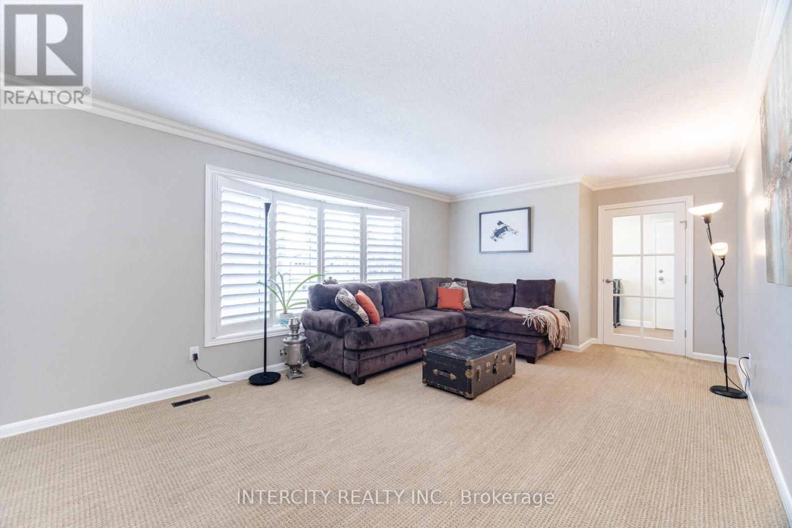 35 LOWER CANADA CRESCENT Image 17