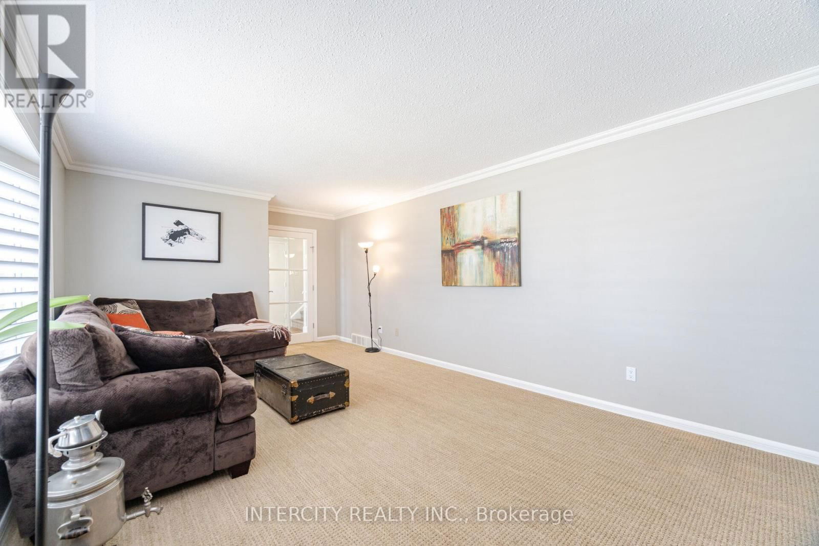 35 LOWER CANADA CRESCENT Image 18