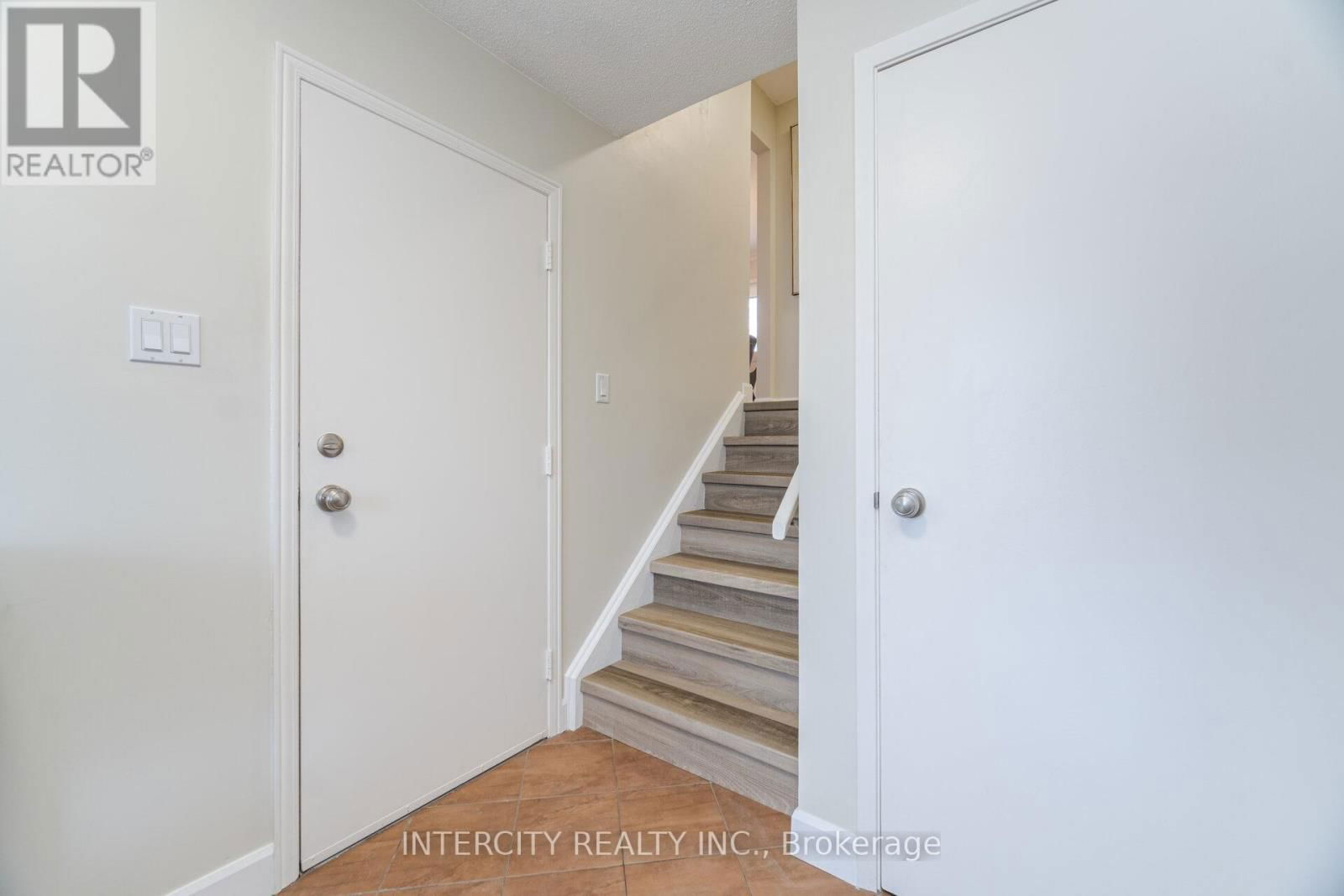 35 LOWER CANADA CRESCENT Image 19
