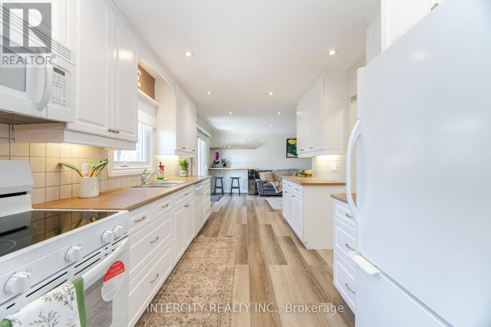 35 LOWER CANADA CRESCENT Image 24