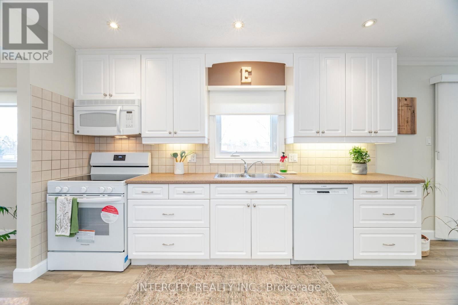 35 LOWER CANADA CRESCENT Image 25
