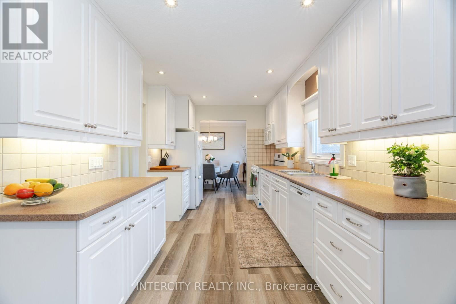 35 LOWER CANADA CRESCENT Image 26