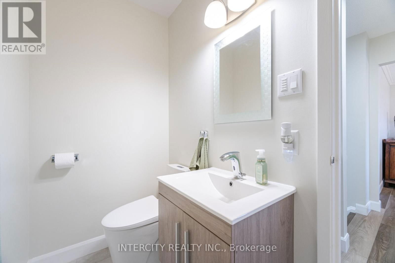 35 LOWER CANADA CRESCENT Image 27