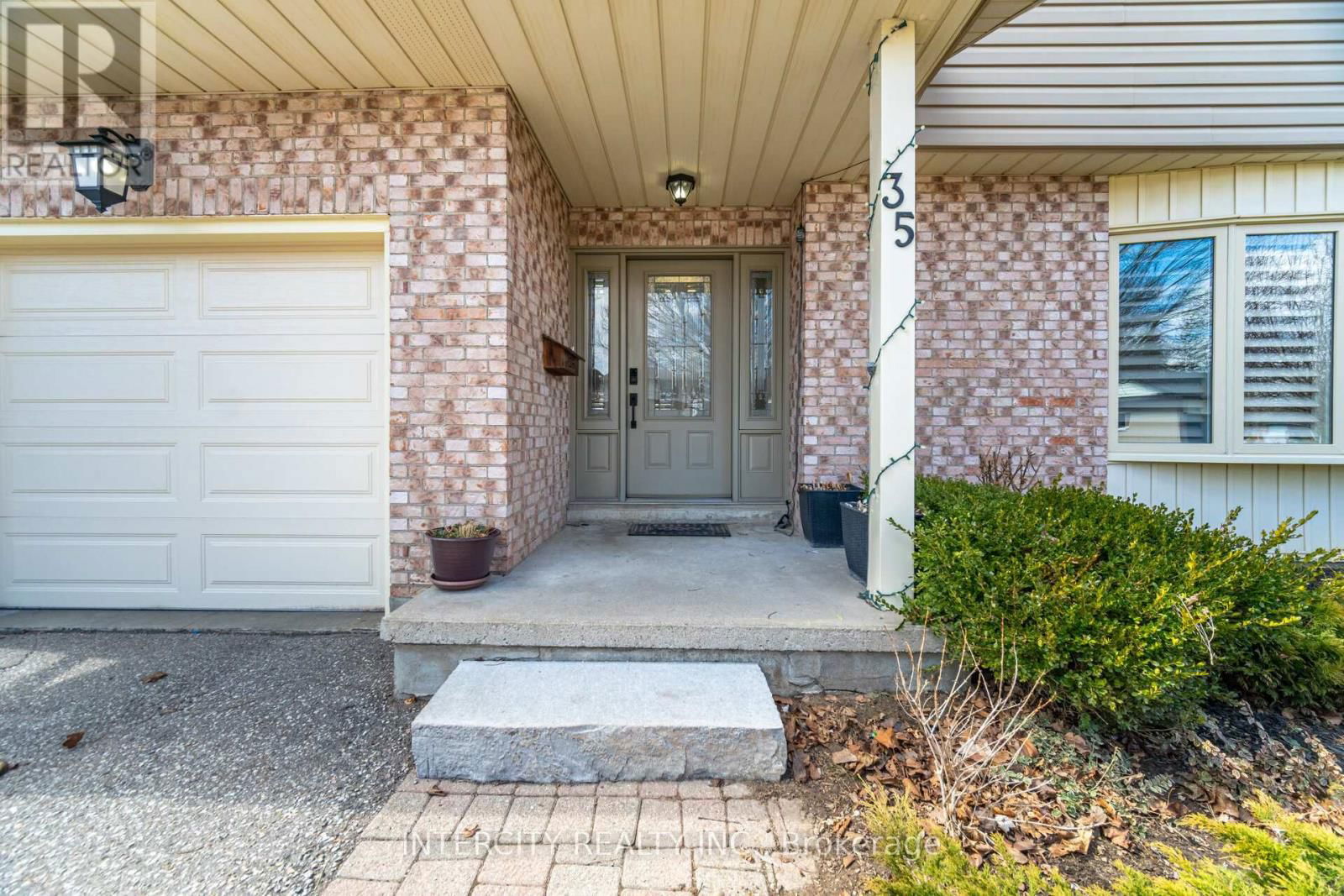 35 LOWER CANADA CRESCENT Image 3