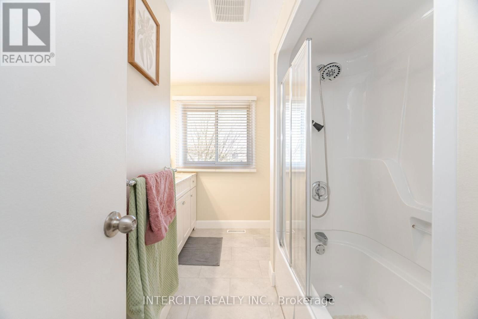35 LOWER CANADA CRESCENT Image 9