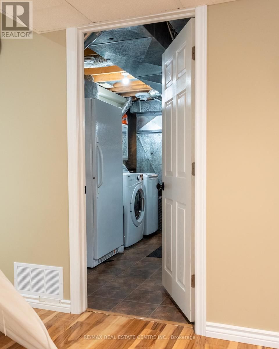 942 GREENWOOD CRESCENT Image 33