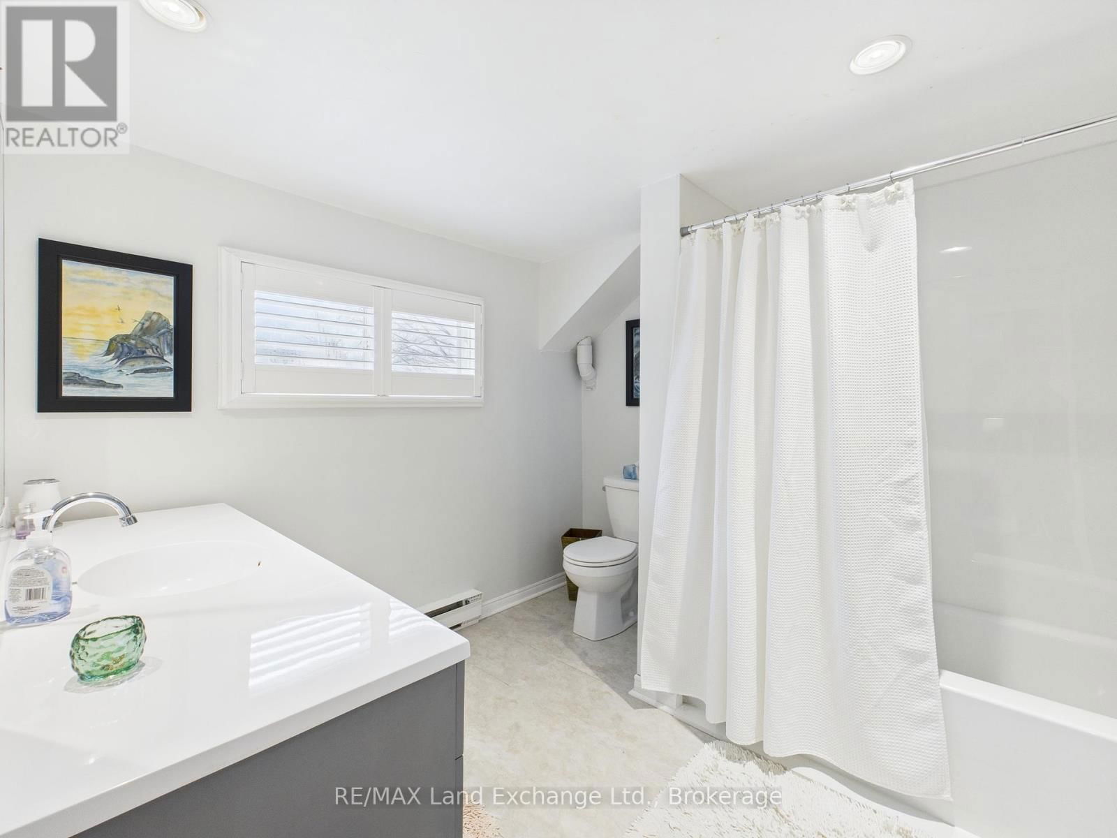 1091 QUEEN STREET Image 20