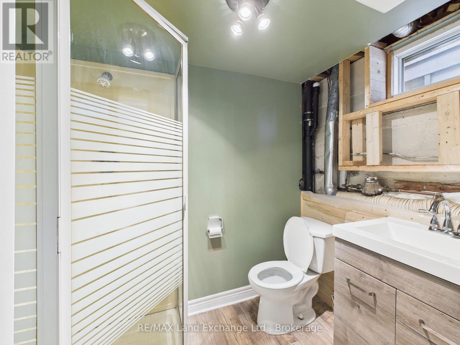 1091 QUEEN STREET Image 21