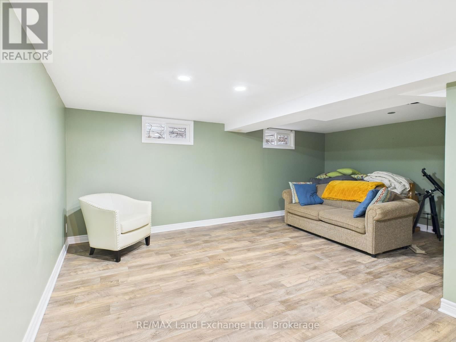 1091 QUEEN STREET Image 22