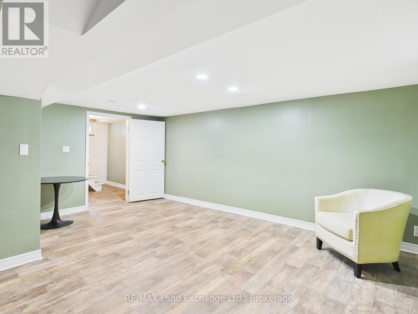 1091 QUEEN STREET Image 23