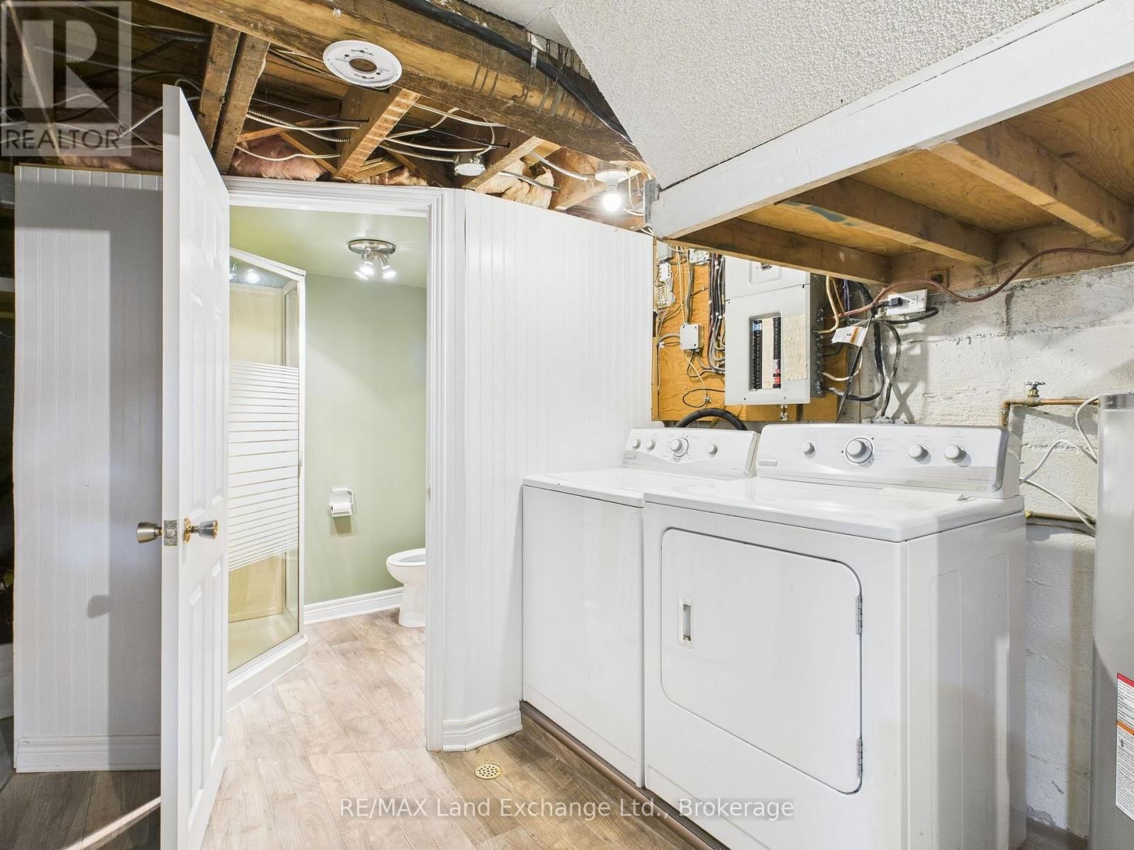 1091 QUEEN STREET Image 24