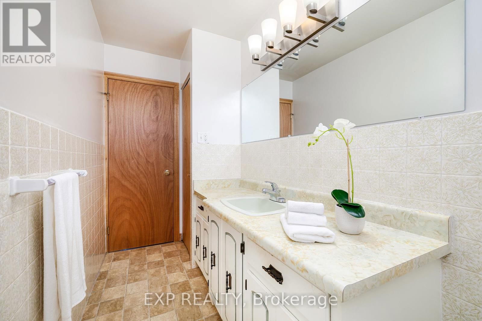 100 HADELAND AVENUE Image 15