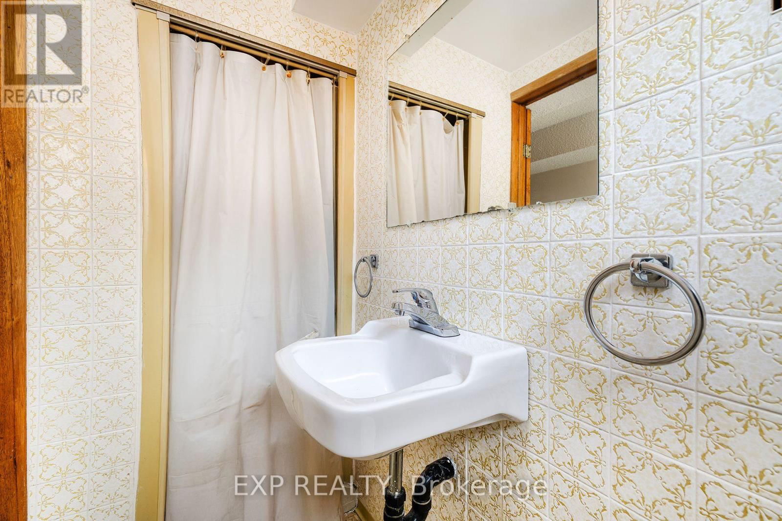 100 HADELAND AVENUE Image 24