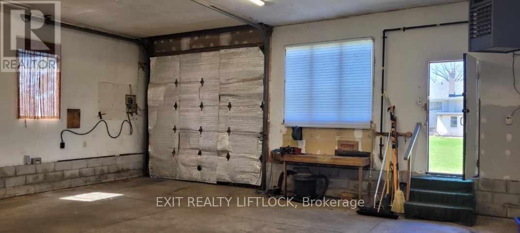 526 ERSKINE AVENUE Image 32