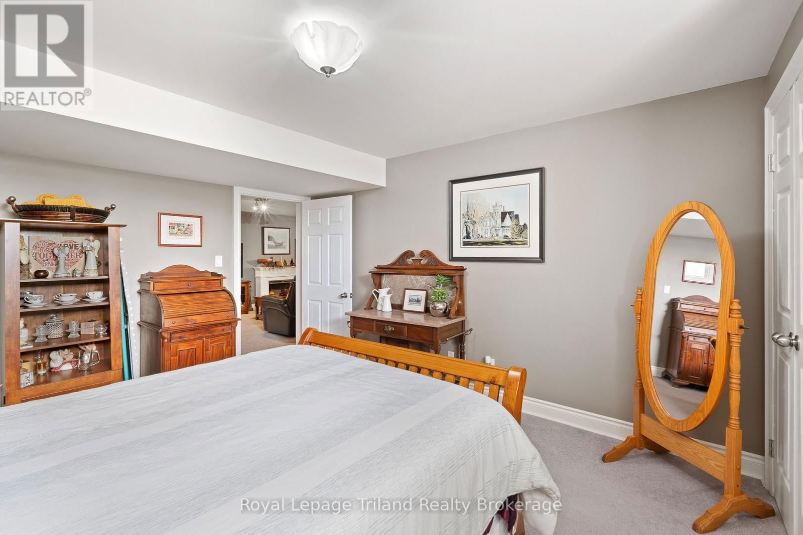 4 CLAYTON STREET Image 34