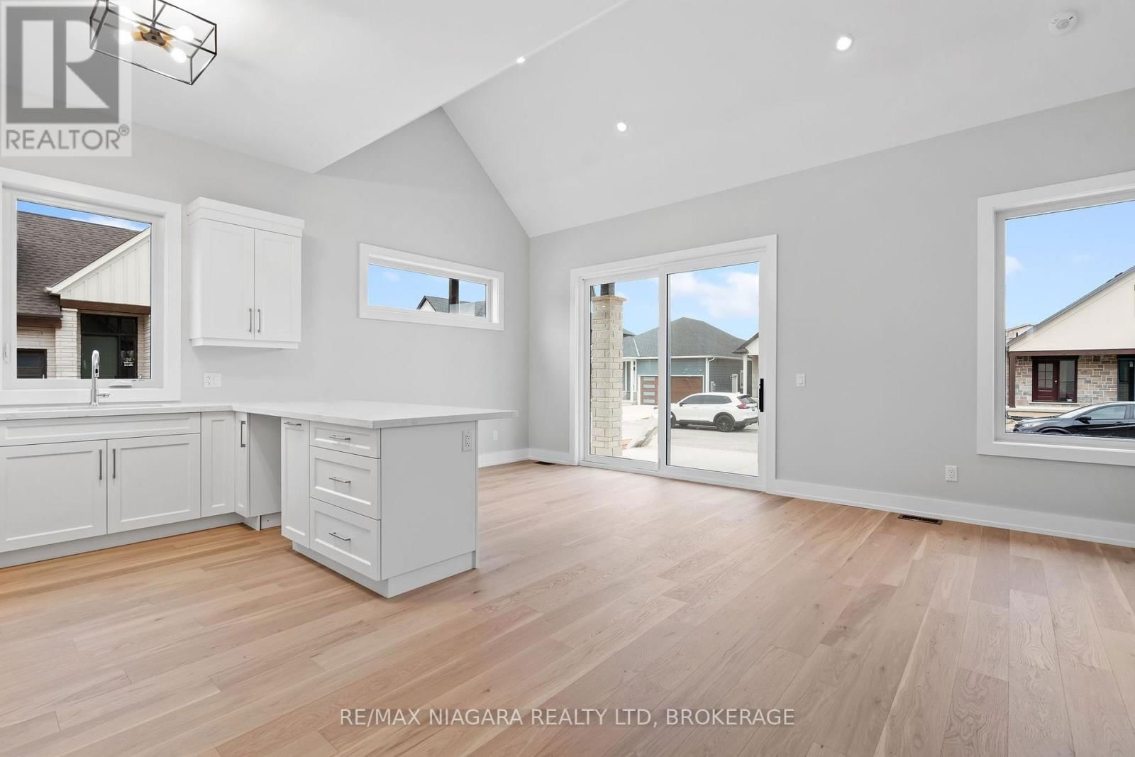 1 - 41 IVY CRESCENT Image 14
