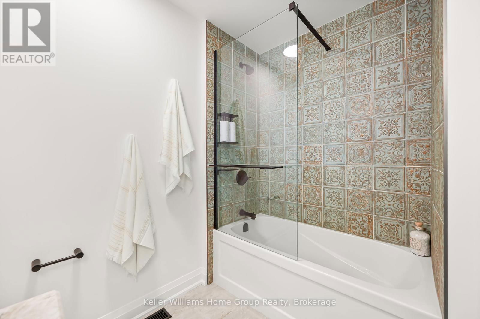 35 HALLS DRIVE Image 33