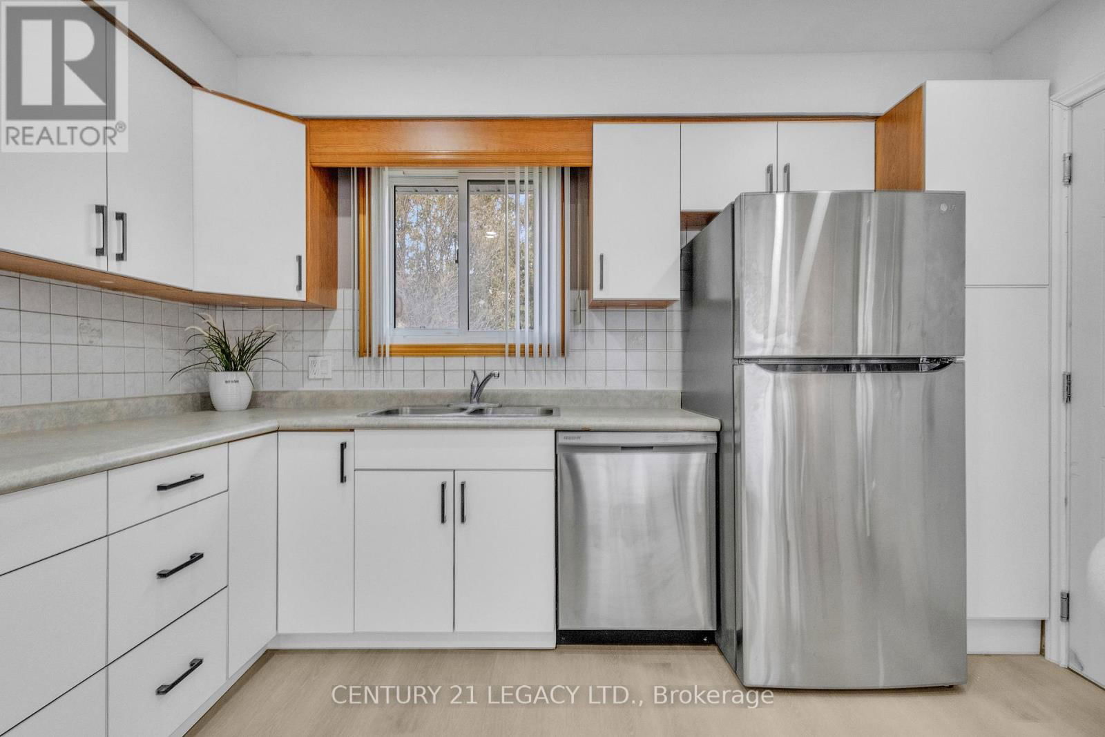 72 FERNDALE AVENUE Image 16