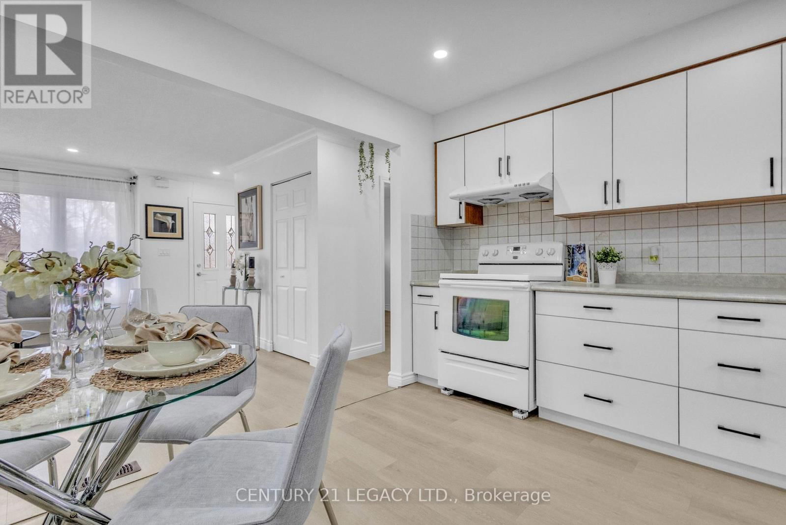 72 FERNDALE AVENUE Image 17