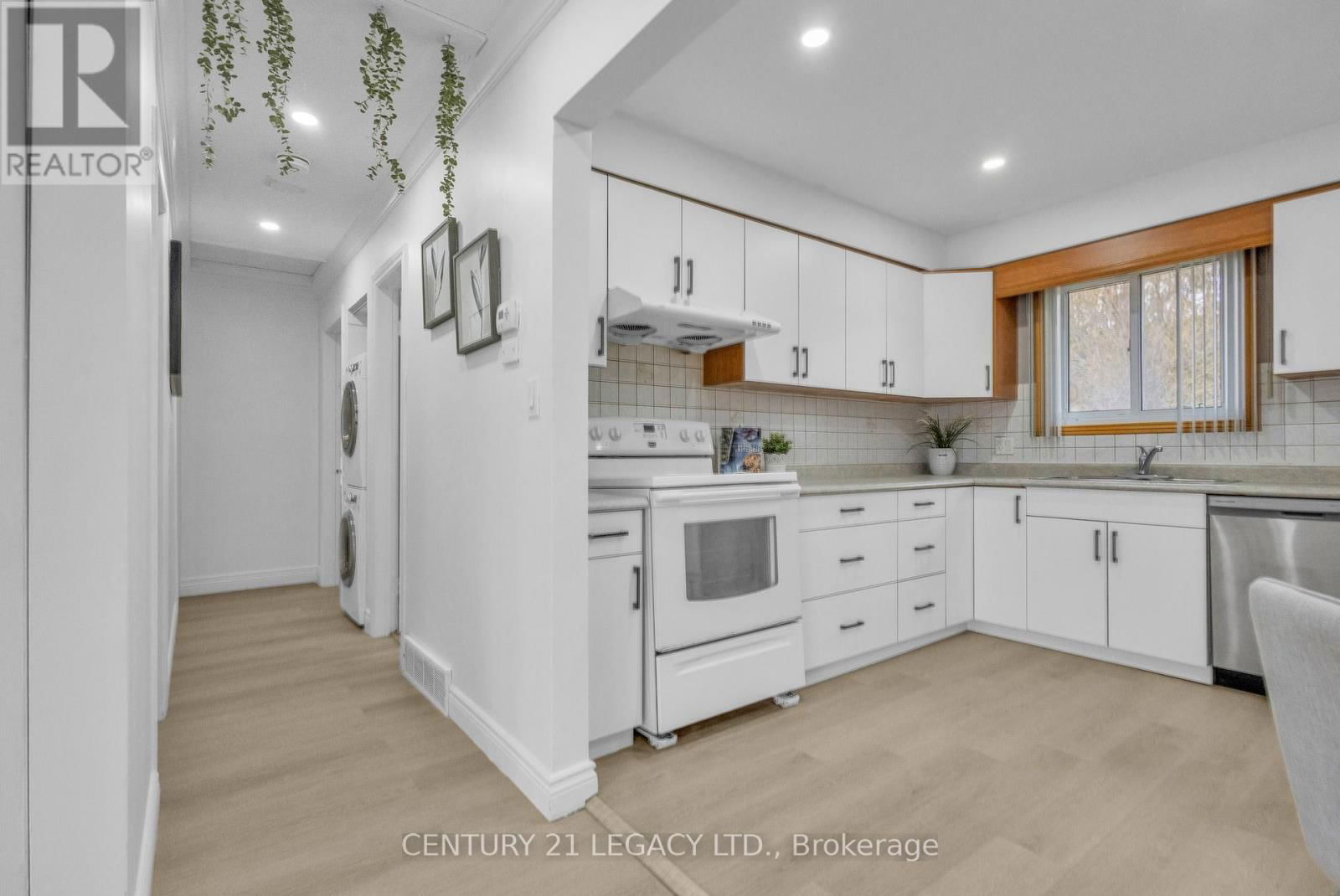 72 FERNDALE AVENUE Image 18