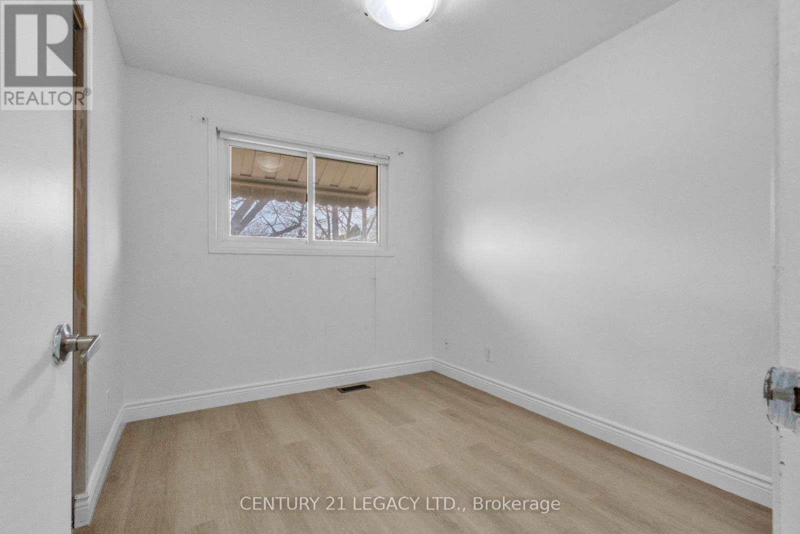 72 FERNDALE AVENUE Image 19