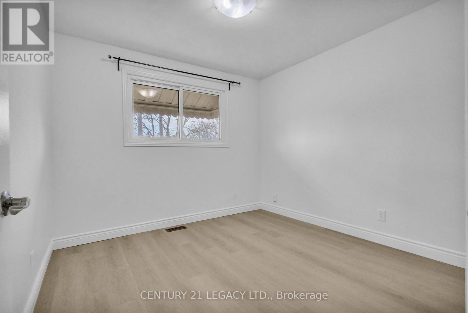 72 FERNDALE AVENUE Image 22