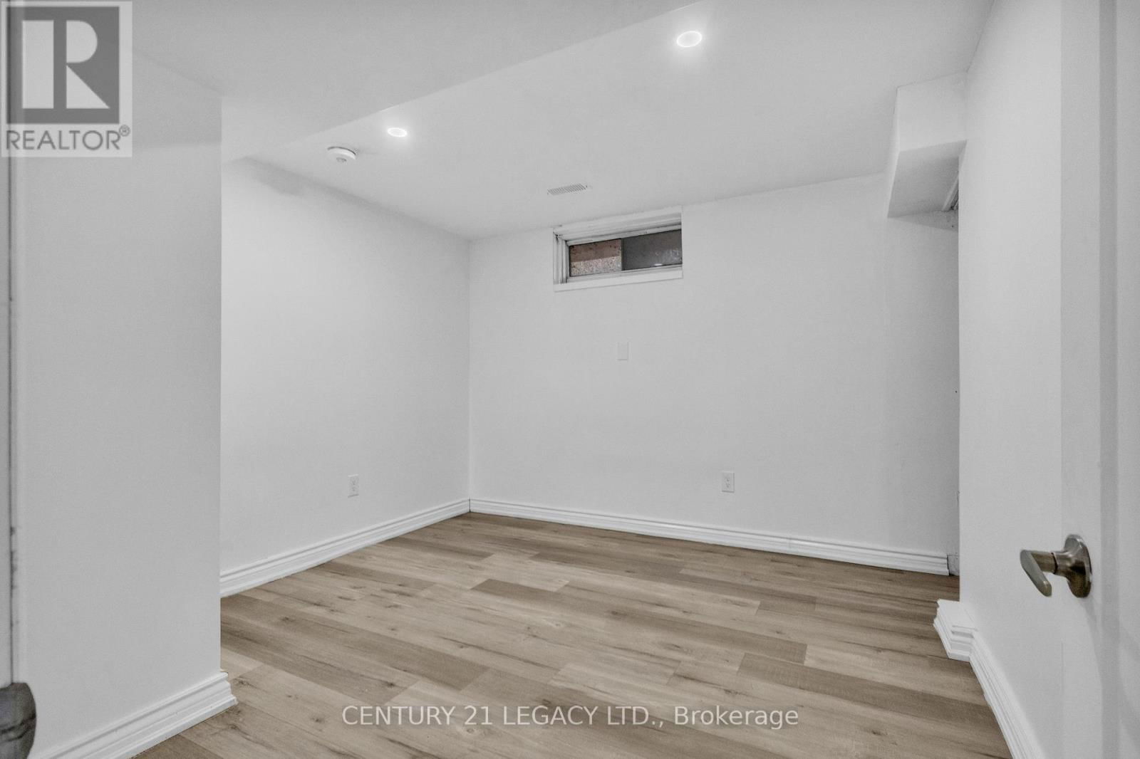 72 FERNDALE AVENUE Image 30