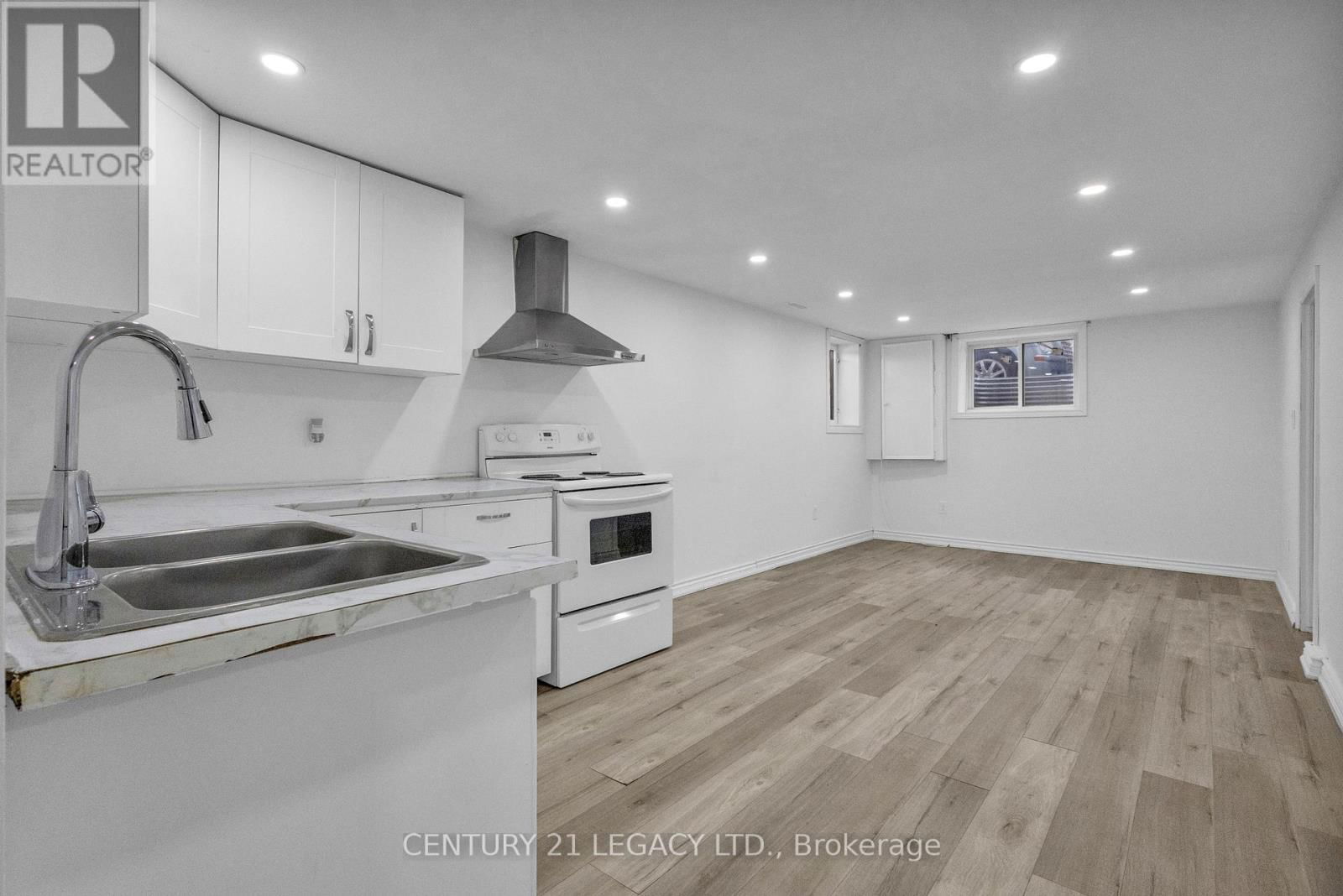 72 FERNDALE AVENUE Image 37
