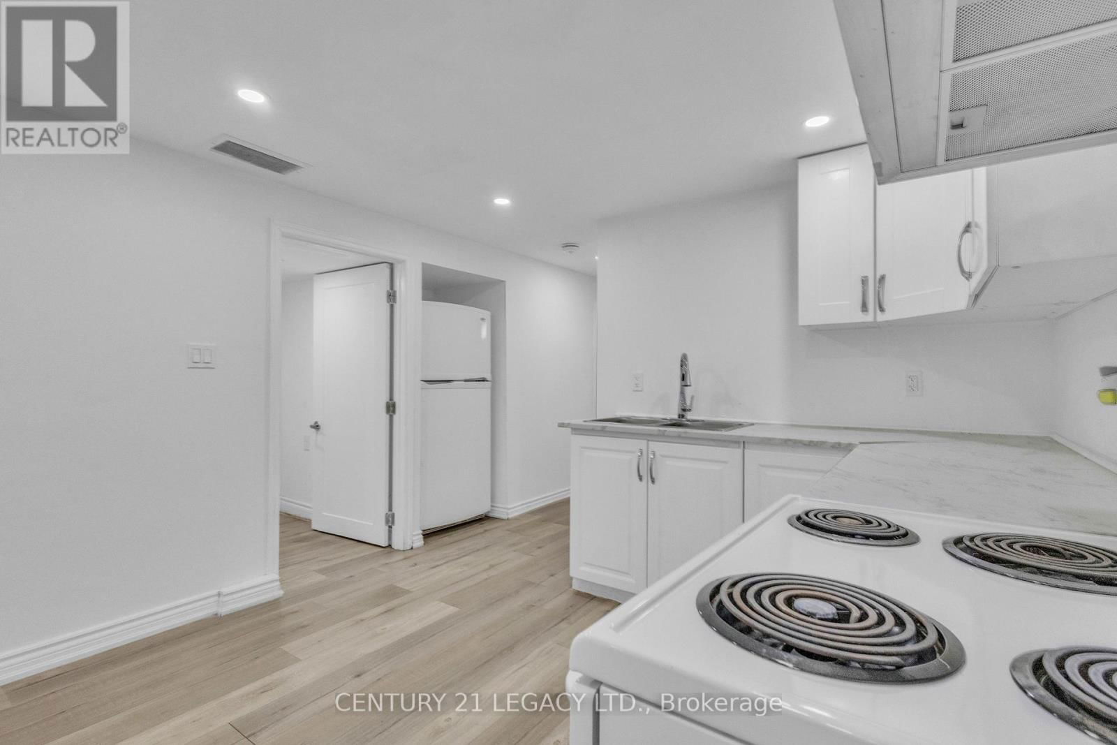 72 FERNDALE AVENUE Image 38