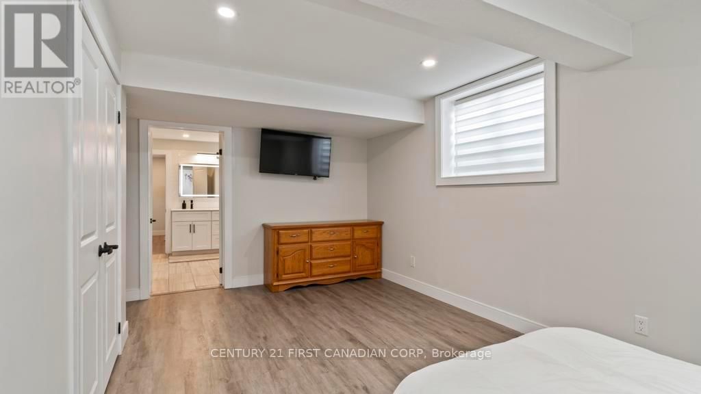 27 ELLIOT STREET Image 31