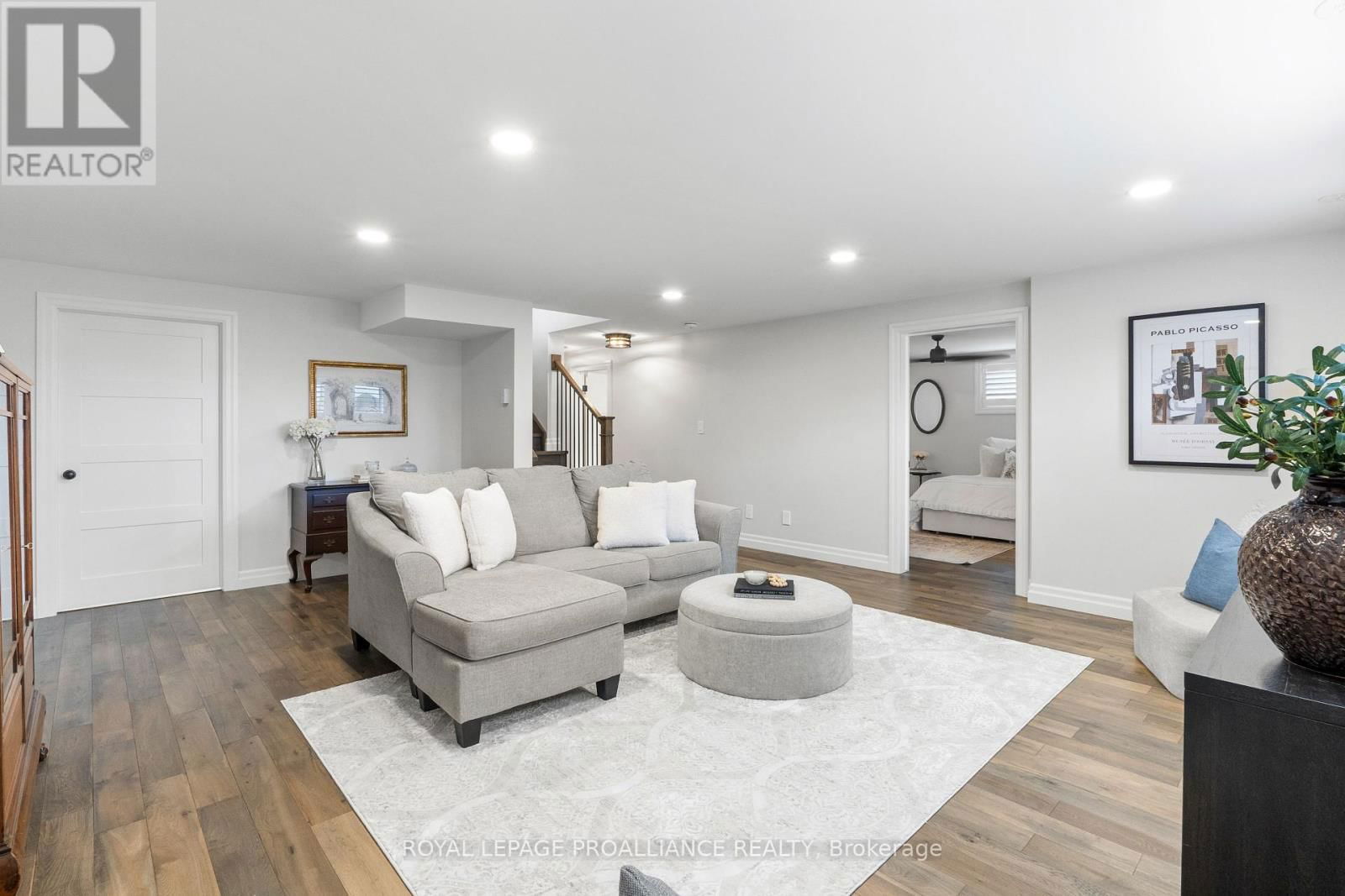 24 CARDINAL COURT Image 37