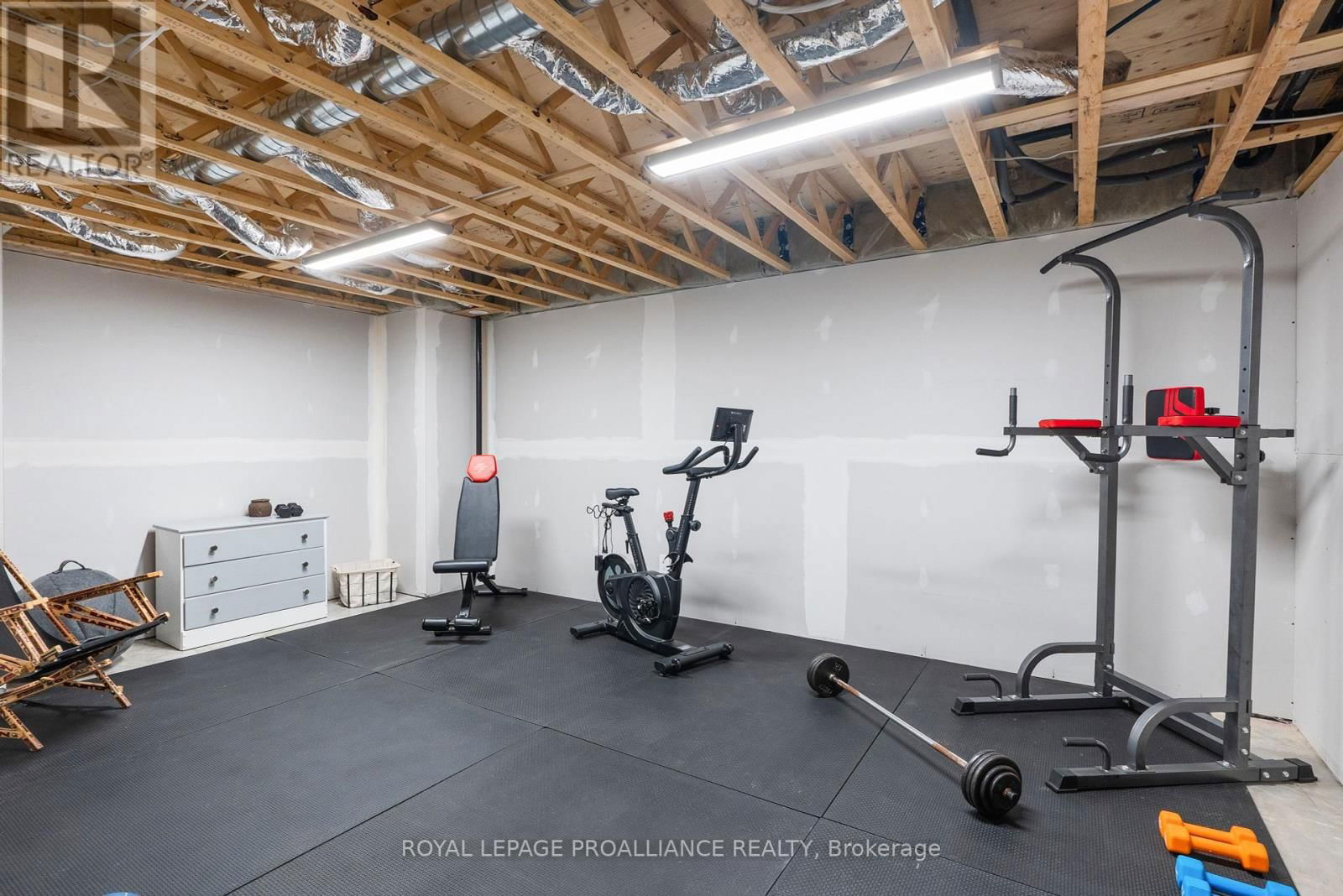 24 CARDINAL COURT Image 42