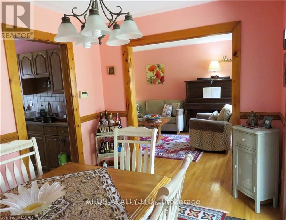 438 FERNDALE AVENUE Image 14