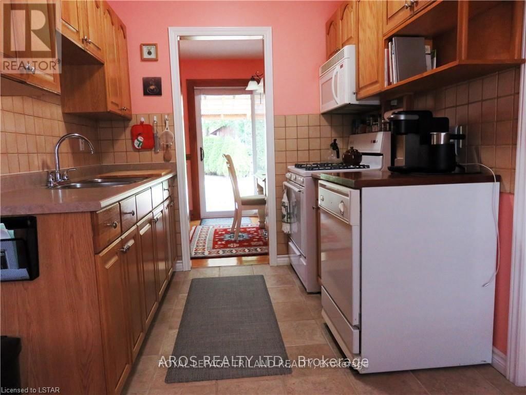 438 FERNDALE AVENUE Image 15