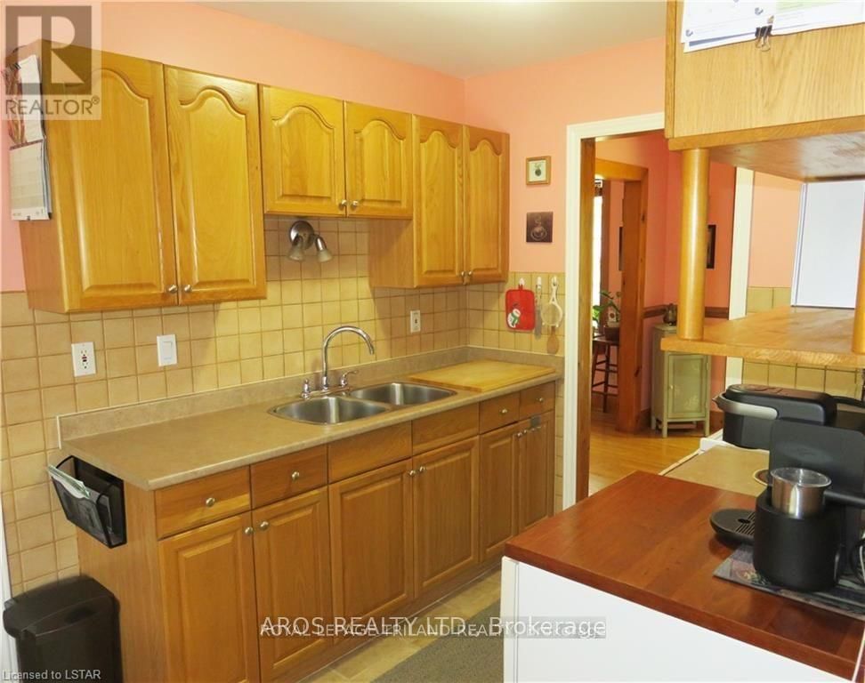 438 FERNDALE AVENUE Image 17