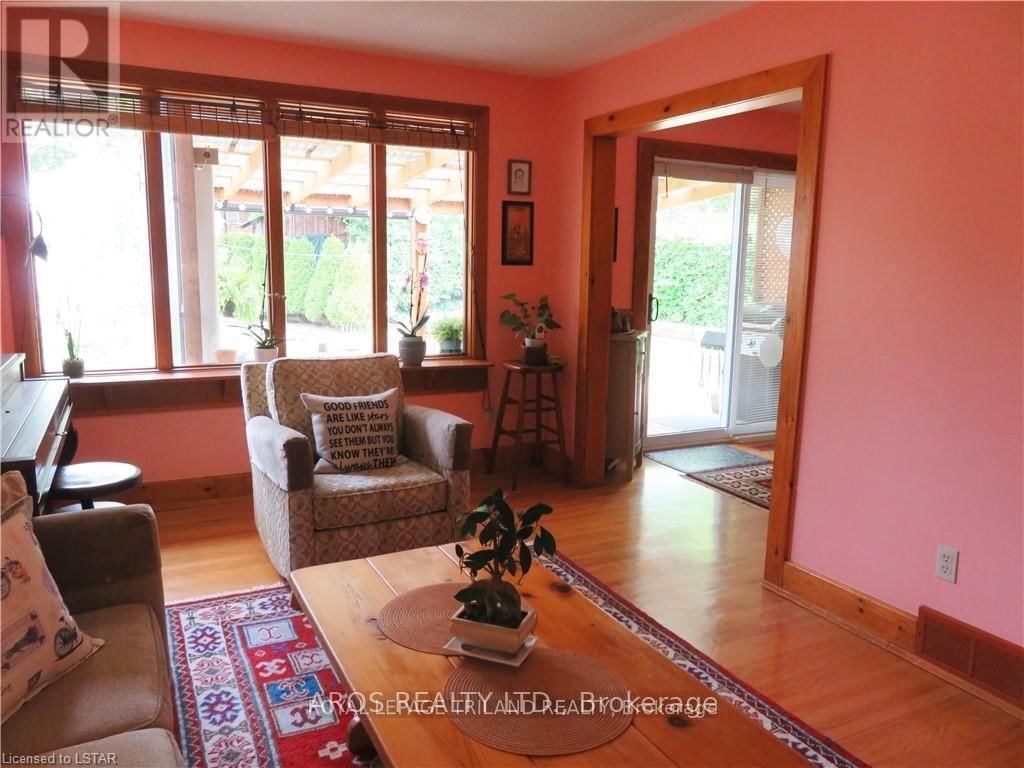 438 FERNDALE AVENUE Image 19