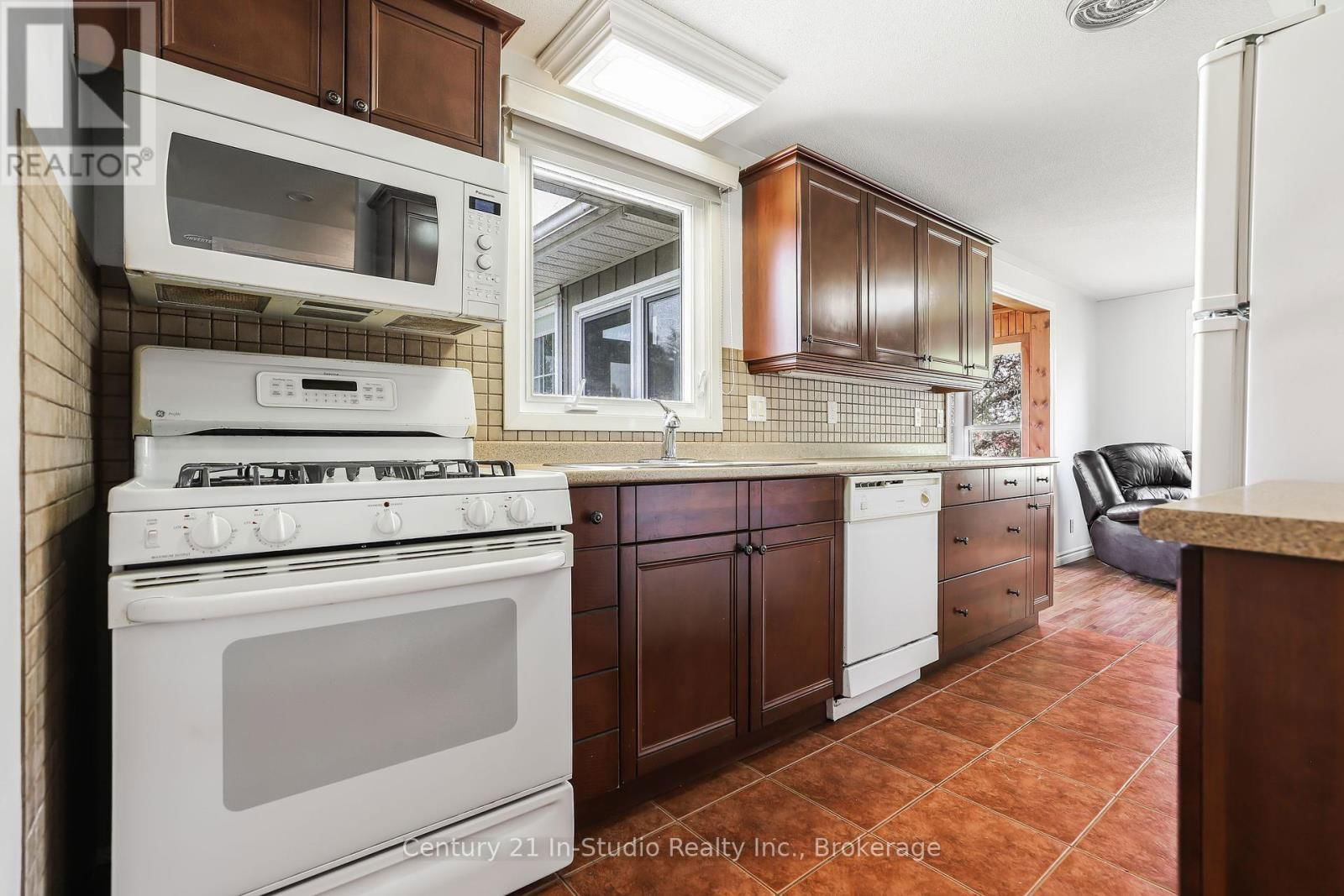 72234 LAKESHORE DRIVE Image 10