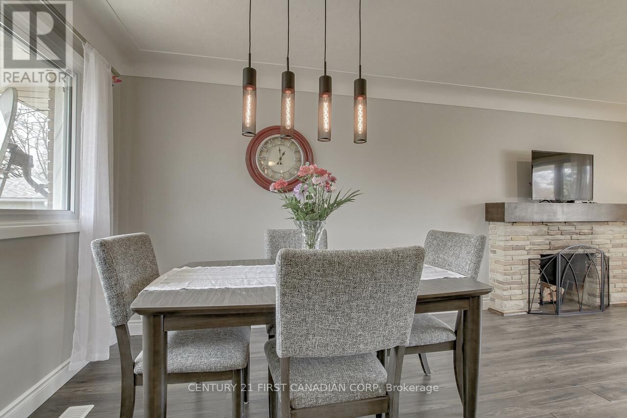 393 CHIPPENDALE CRESCENT Image 12