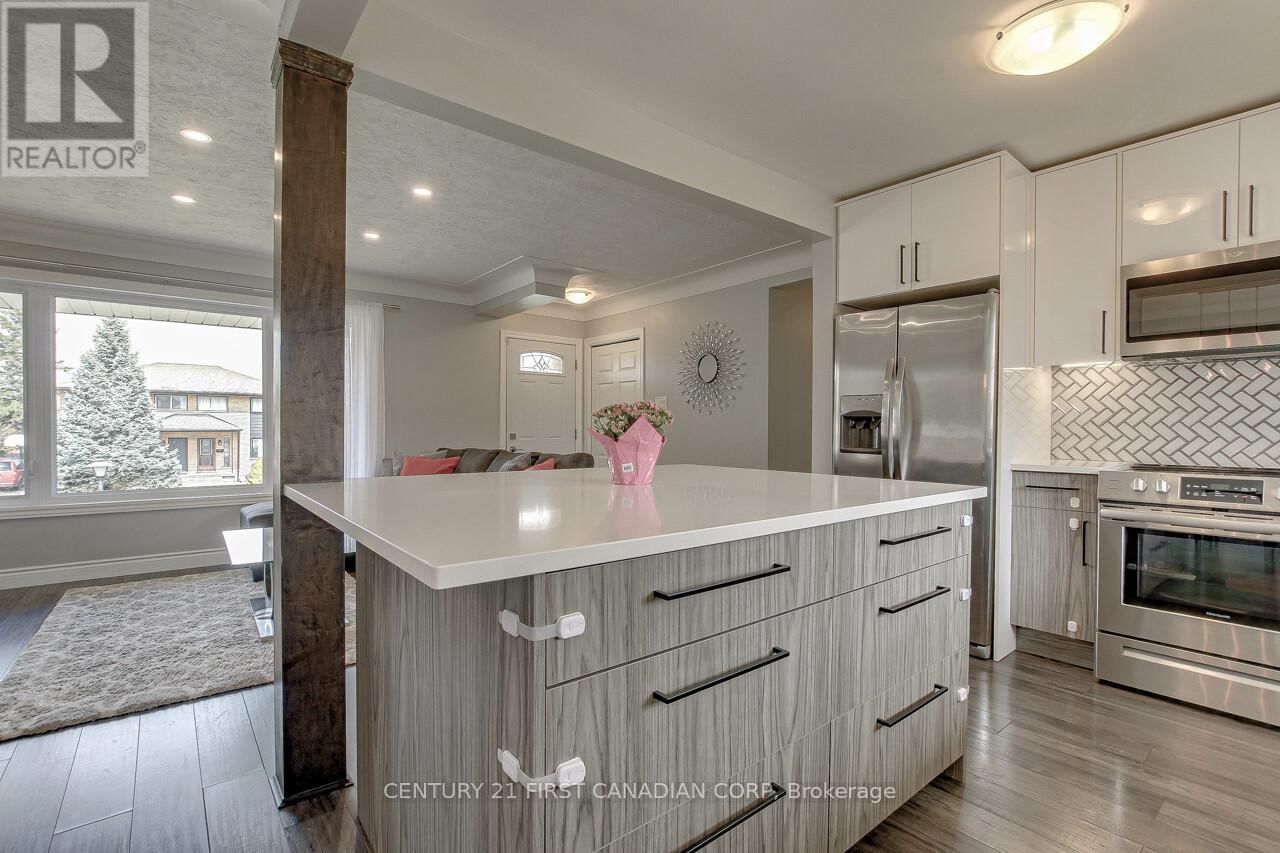 393 CHIPPENDALE CRESCENT Image 14