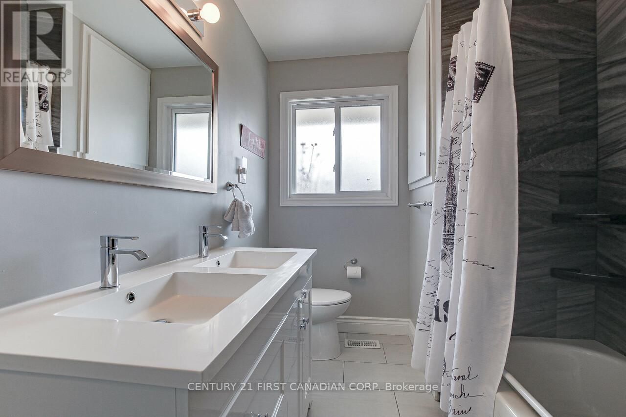 393 CHIPPENDALE CRESCENT Image 16