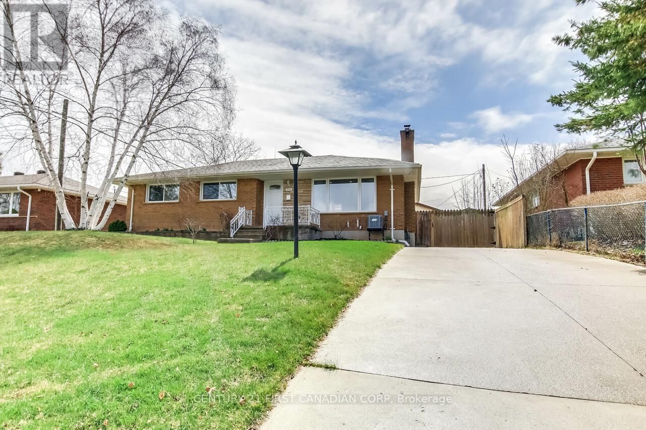 393 CHIPPENDALE CRESCENT Image 2