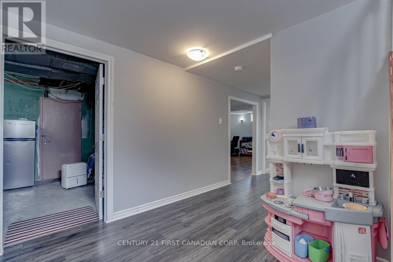393 CHIPPENDALE CRESCENT Image 24