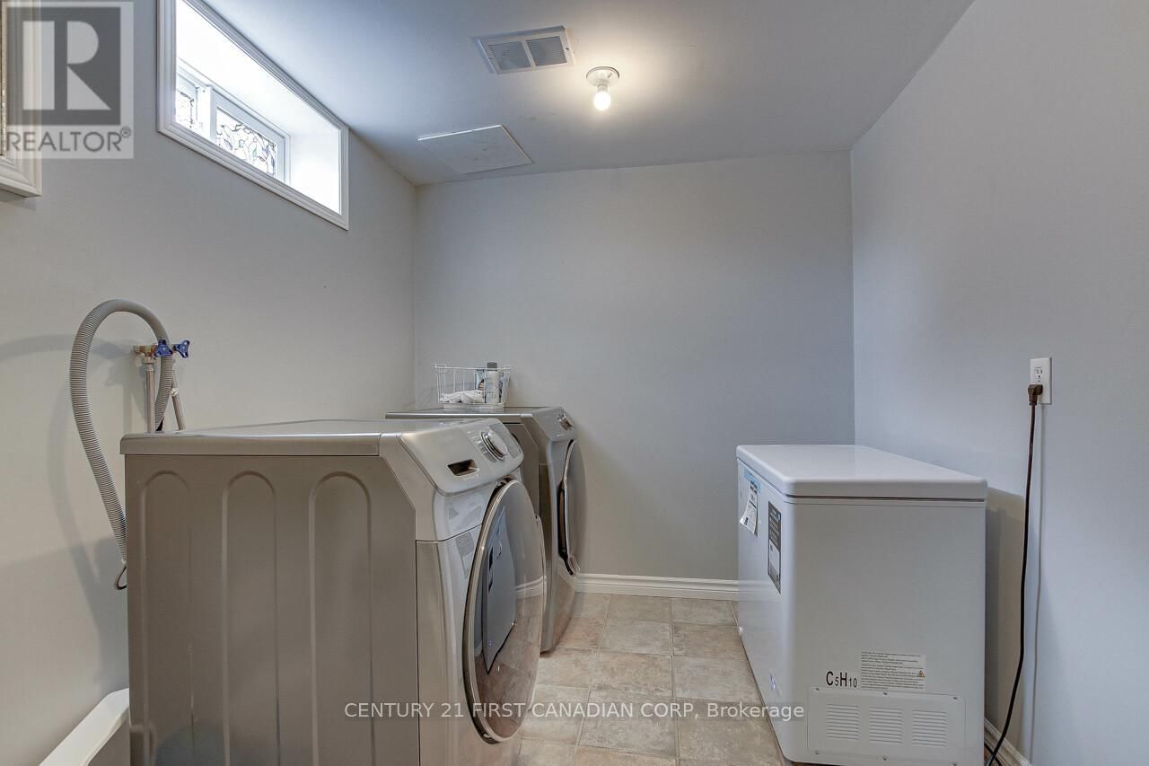 393 CHIPPENDALE CRESCENT Image 25