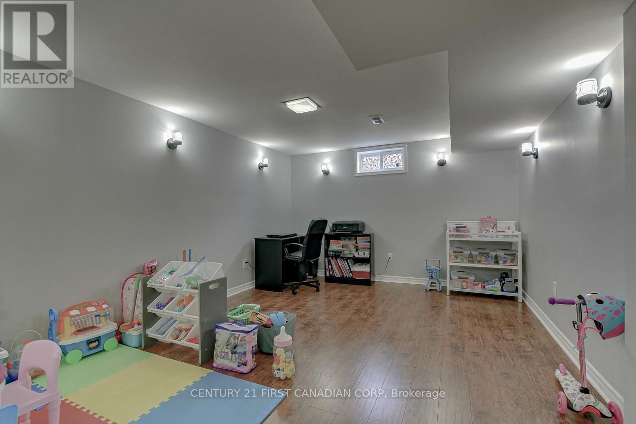 393 CHIPPENDALE CRESCENT Image 28